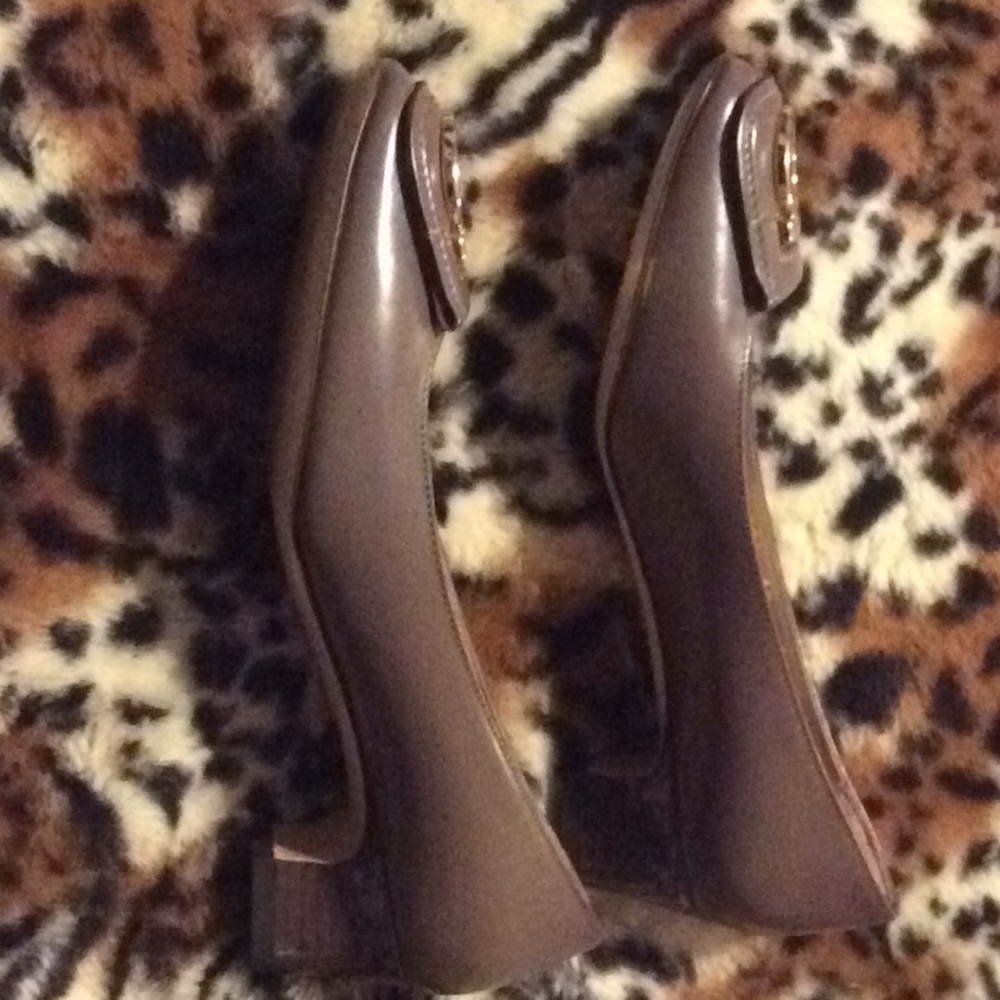 Pumps - Picture 2 of 5